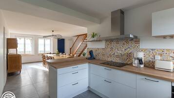 Kühlschrank, Mikrowelle, Ofen, Geschirrspüler