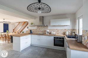 Kühlschrank, Mikrowelle, Ofen, Geschirrspüler