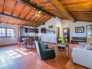 TV - Lovely apartment for 4 people with pool, WIFI, TV, patio, pets allowed and panoramic view (Greve In Chianti)