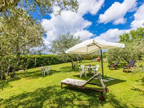 Outdoor dining - Lovely apartment for 4 people with pool, WIFI, TV, patio, pets allowed and panoramic view (Greve In Chianti)