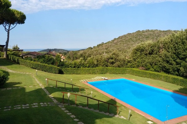 Wolke, Himmel, Pflanze, Wasser, Natürliche Landschaft, Baum, Schwimmbad, Berg, Gewässer, Schatten