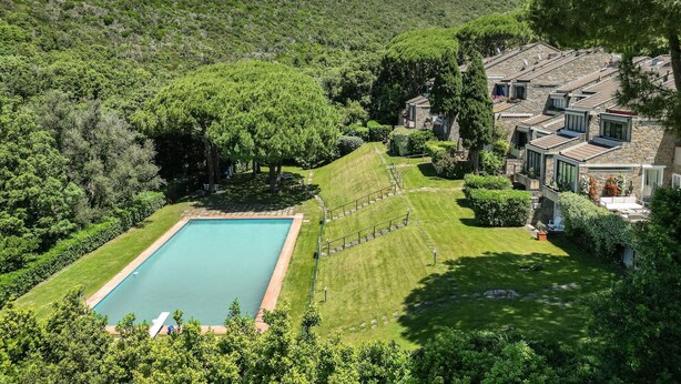 A residential property with a swimming pool, stone buildings, and a lush green landscape. - Cosy apartment for 6 people with pool, WIFI, TV, terrace and pets allowed (Castiglione Della Pescaia)