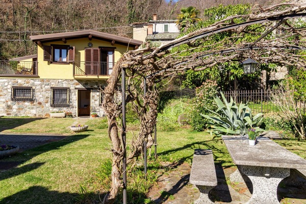 Pflanze, Himmel, Gebäude, Fenster, Baum, Urban Design, Gewässer, Eigentumswohnung, Arecales, Wolke