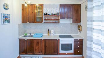 Fridge, oven, stovetop