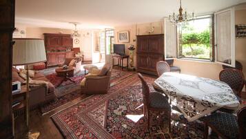 Televisión y chimenea