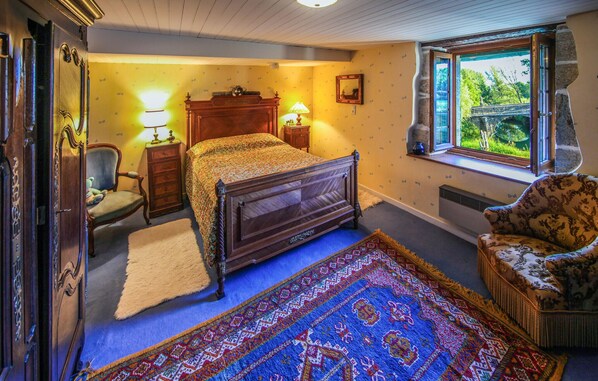 7 bedrooms, bed sheets