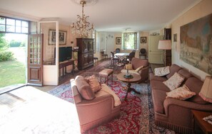 TV, fireplace - Amazing home in Chemilly (Chemilly)