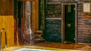 Un bâtiment en bois avec une porte et une fenêtre.