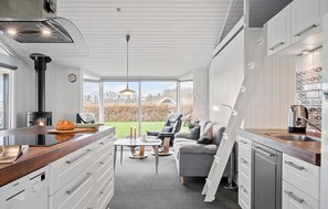 Kjøleskap, ovn, kokeplater og oppvaskmaskin