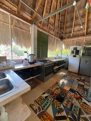 Frigobar, microondas, horno, placa de cocina