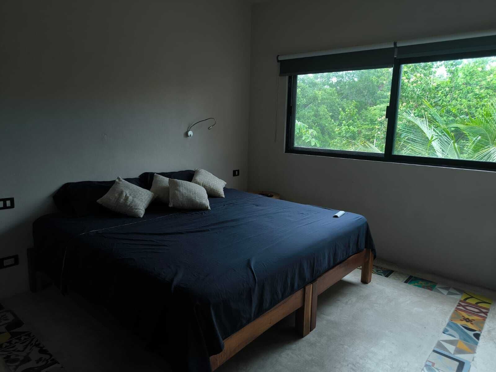 Escritorio, espacio para trabajar con laptop y wifi gratis 