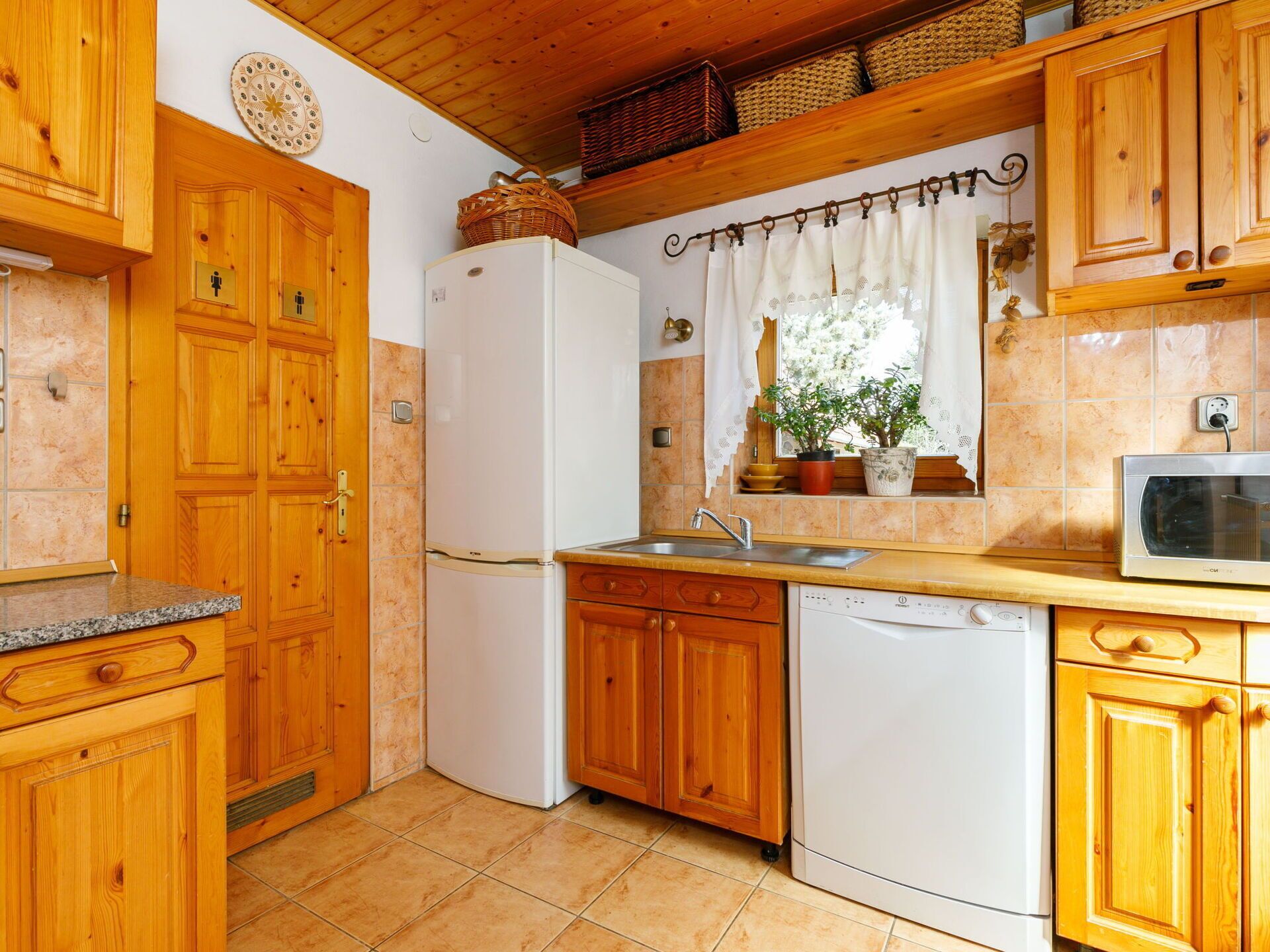 Mikrovågsugn, ugn, diskmaskin och brödrost