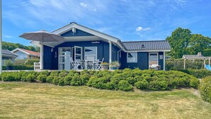 A house with a covered patio, a number 16 sign, and a small garden area. - Stunning home in Sjølund with kitchen (Sjølund)