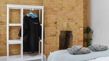 5 bedrooms, free WiFi, bed sheets