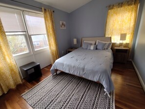 2 bedrooms, iron/ironing board, WiFi, bed sheets - Arlington Peace House / fenced in yard (Arlington)