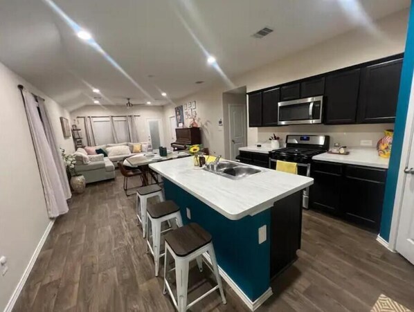 Private kitchen - Lovely, kid-friendly Spring home (Spring)