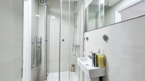 Amenidades de baño ecológicas, secadora de cabello, toallas 