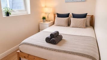 3 bedrooms, desk, iron/ironing board, WiFi (free)