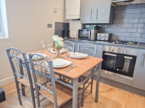 Fridge, microwave, oven, stovetop - 3BDR flat near Aldgate, Brick Lane & Tower Hill (London)