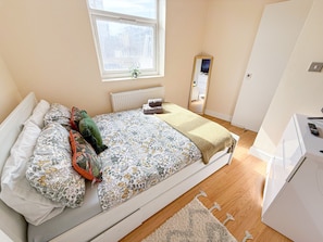 3 bedrooms, desk, iron/ironing board, free WiFi