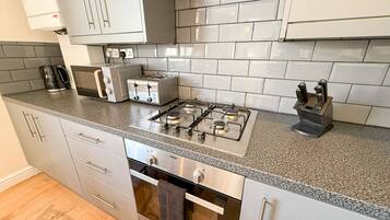 Kühlschrank, Mikrowelle, Ofen, Herdplatte