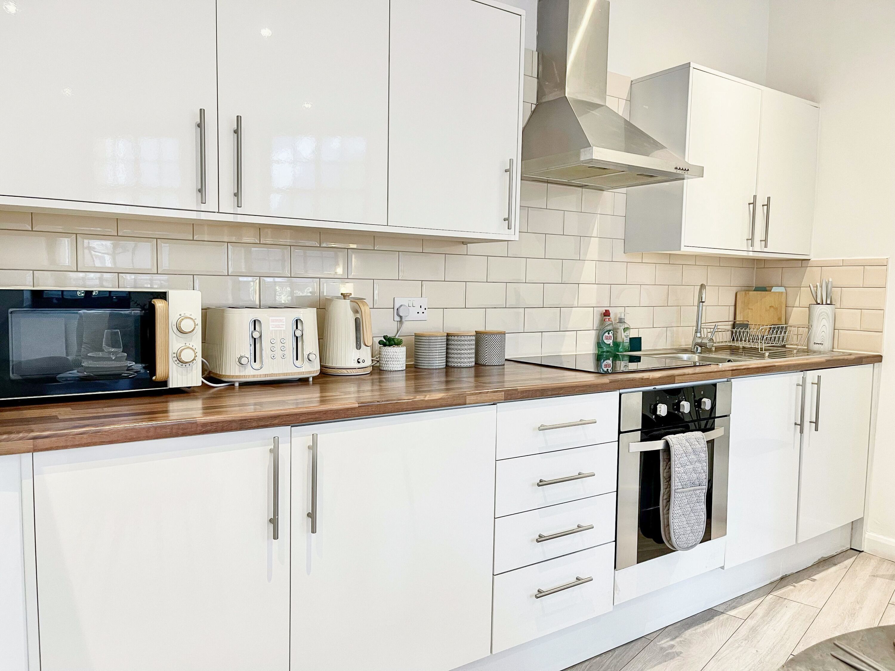 Kjøleskap, mikrobølgeovn, ovn og brødrister