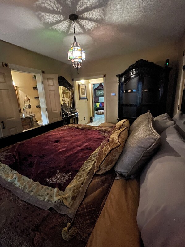 1 غرفة نوم وخزنة داخل الغرفة وواي فاي وملاءات أسرّة