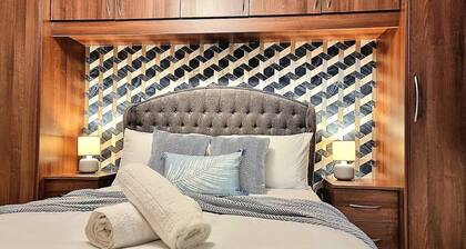 Spacious Modern House | Long Stay Discounts | Great Location