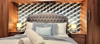 Spacious Modern House | Long Stay Discounts | Great Location