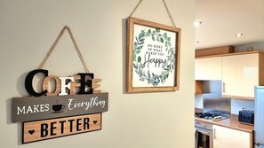 Fridge, microwave, oven, stovetop - Spacious Modern House | Long Stay Discounts | Great Location (Leicestershire)