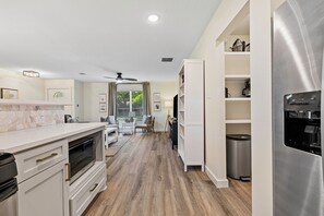 Microondas, horno, placa de cocina, lavavajillas