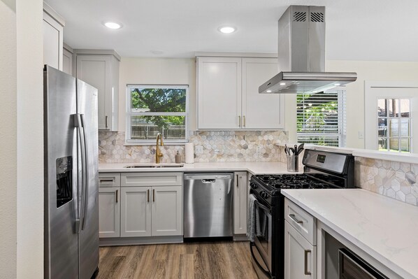 Microondas, horno, placa de cocina, lavavajillas