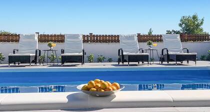 Stunning home in Pokrovnik