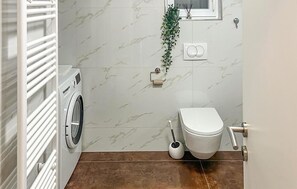 Douche, sĂšche-cheveux, serviettes fournies