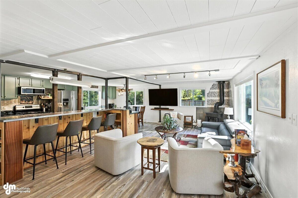 Smart TV, fireplace, ping pong, books