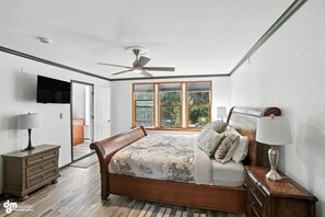 4 多间卧室、办公桌、熨斗/熨衣板、旅行婴儿床