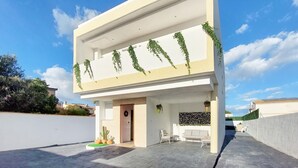 Un bâtiment moderne doté d’un toit plat, d’une façade lisse et d’un petit hall d’entrée.