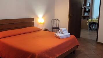 1 chambre, fer et planche Ă repasser, Wi-Fi, draps fournis