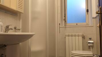 Haartrockner, Handtücher, Seife, Toilettenpapier