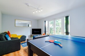 TV - NEW! Stunning 4Bed Home, Sleeps 9, Free Parking (Manchester)