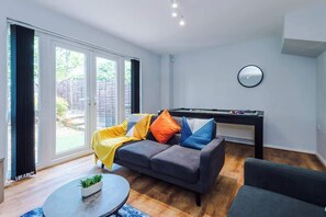TV, offices - Stylish Home for 9 | Pool Table | Garden | Parking (Manchester)