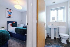 Shower, hair dryer, shampoo - Stylish Home for 9 | Pool Table | Garden | Parking (Manchester)