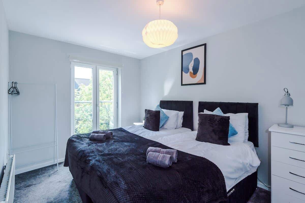4 slaapkamers, een strijkplank/strijkijzer, reisbedje, gratis wifi