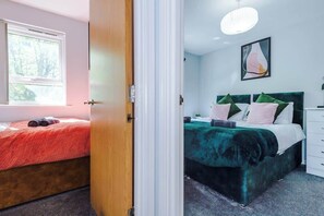 4 bedrooms, iron/ironing board, travel cot, free WiFi - Stylish Home for 9 | Pool Table | Garden | Parking (Manchester)