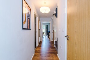 Interior - NEW! Stunning 4Bed Home, Sleeps 9, Free Parking (Manchester)