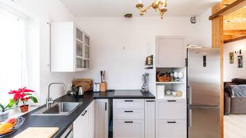 Geladeira, lava-louças, cafeteira/chaleira