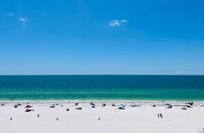 On the beach, sun-loungers, beach towels - Beachfront Penthouse (Clearwater)