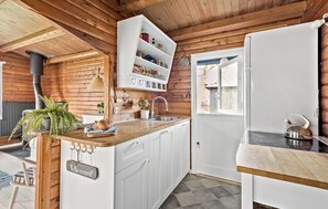 Kylskåp, spishäll, kaffe- och tebryggare och grytor/köksredskap
