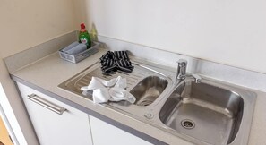 Fridge, microwave, oven, stovetop - 2Bed | 2Bath | Parking | Walk to Xscape & CentreMK (Milton Keynes)