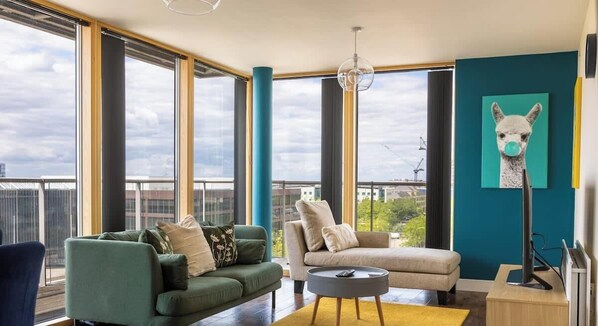 TV, offices - 2Bed | 2Bath | Parking | Walk to Xscape & CentreMK (Milton Keynes)